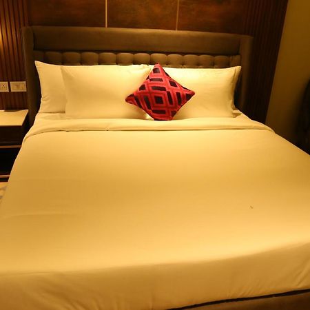 Dreamz Inn & Suites Zirakpur Exterior photo