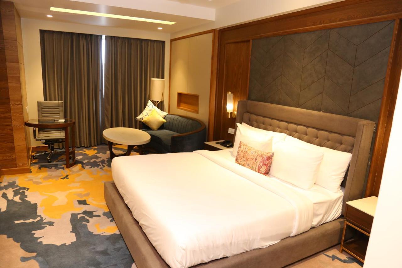 Dreamz Inn & Suites Zirakpur Exterior photo