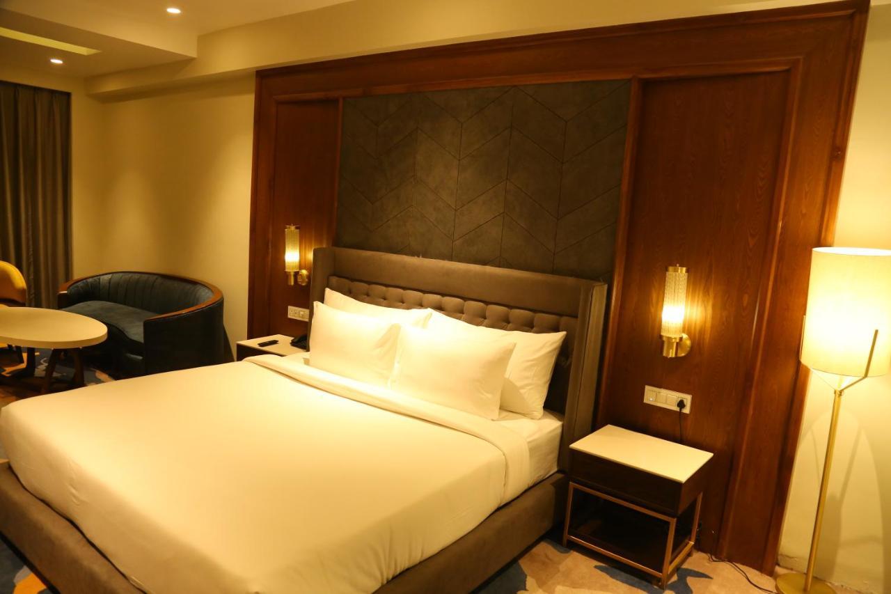Dreamz Inn & Suites Zirakpur Exterior photo