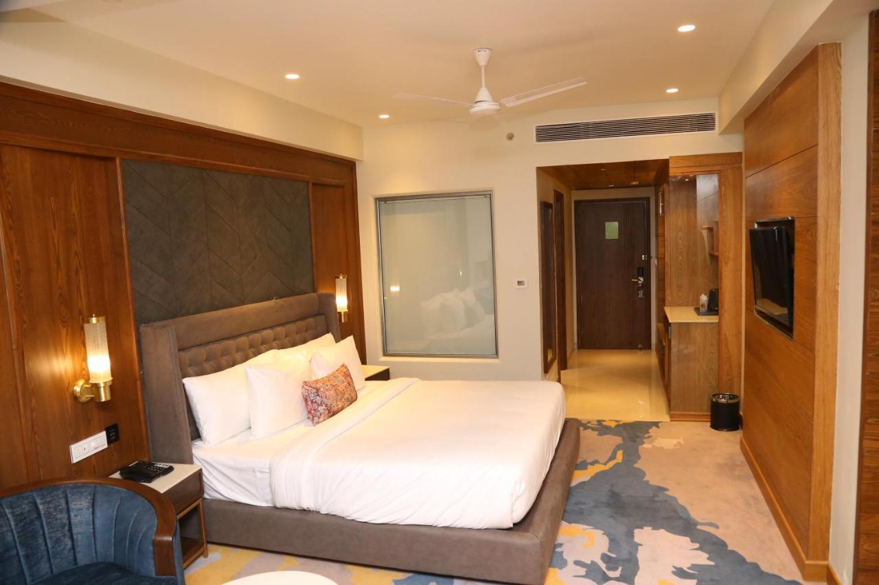 Dreamz Inn & Suites Zirakpur Exterior photo