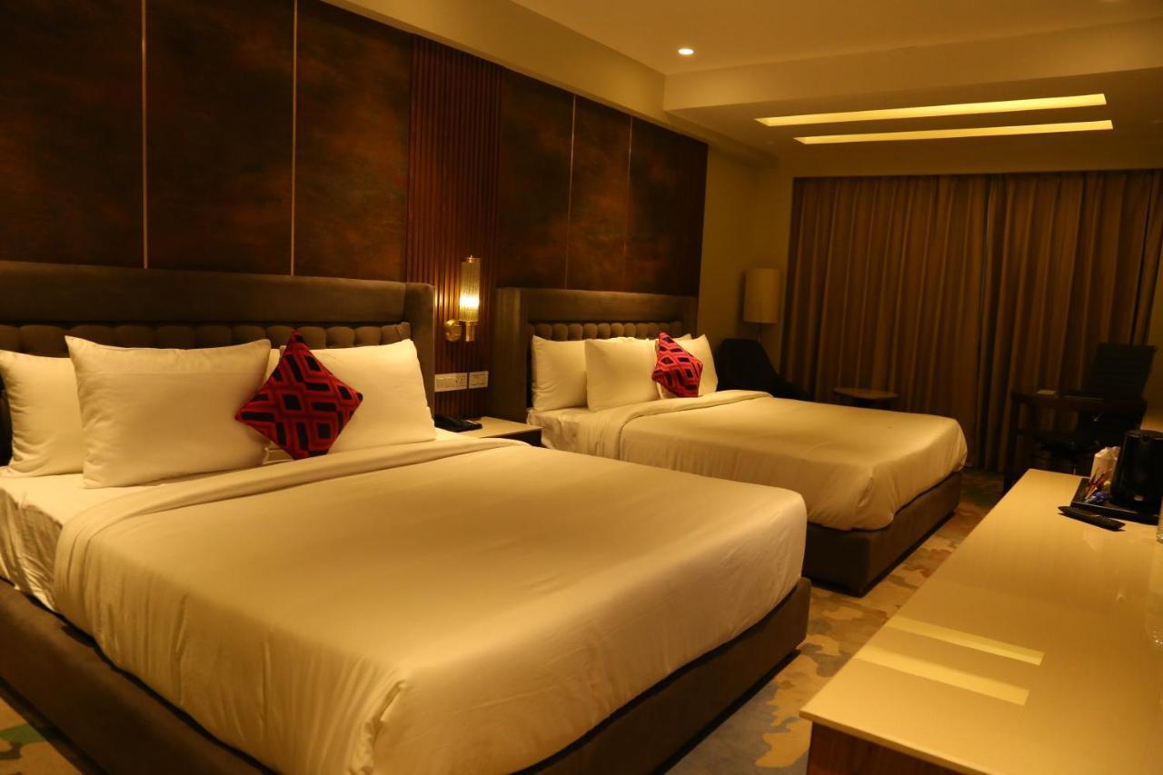 Dreamz Inn & Suites Zirakpur Exterior photo