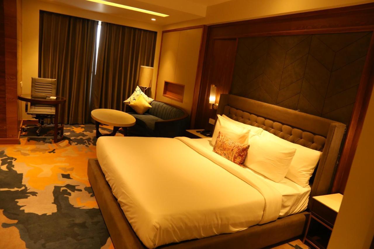 Dreamz Inn & Suites Zirakpur Exterior photo