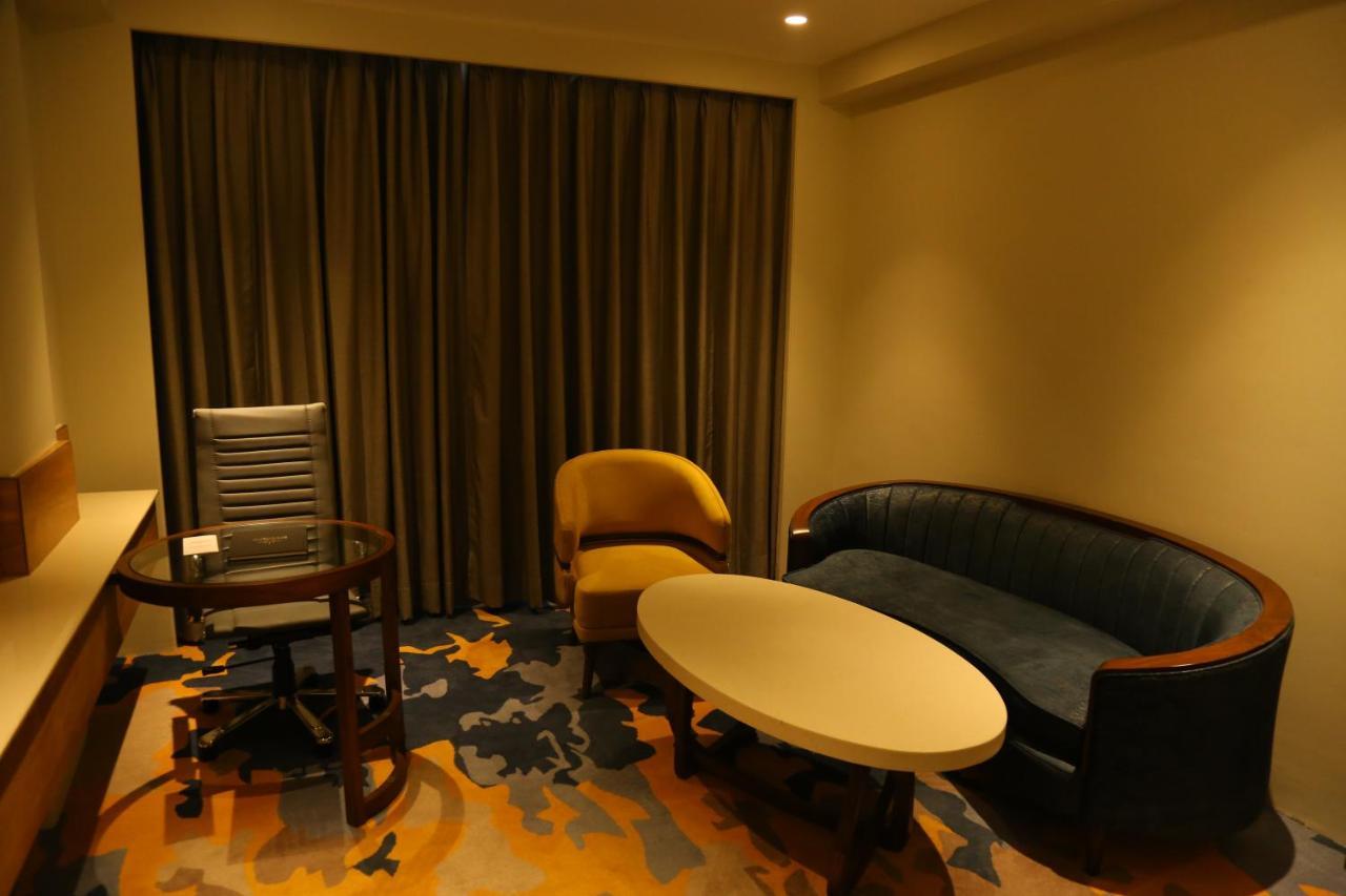 Dreamz Inn & Suites Zirakpur Exterior photo