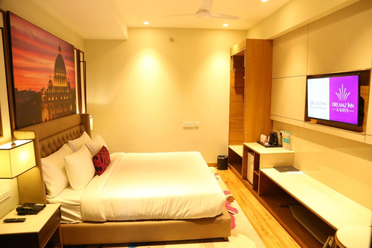 Dreamz Inn & Suites Zirakpur Exterior photo