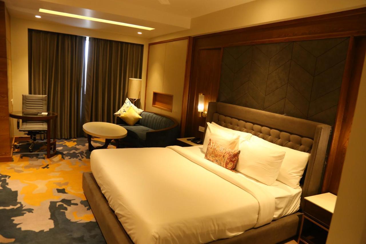 Dreamz Inn & Suites Zirakpur Exterior photo