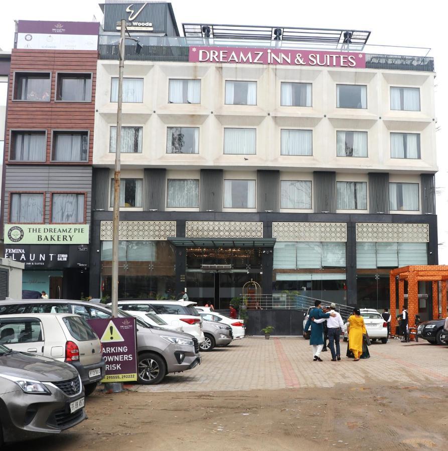 Dreamz Inn & Suites Zirakpur Exterior photo